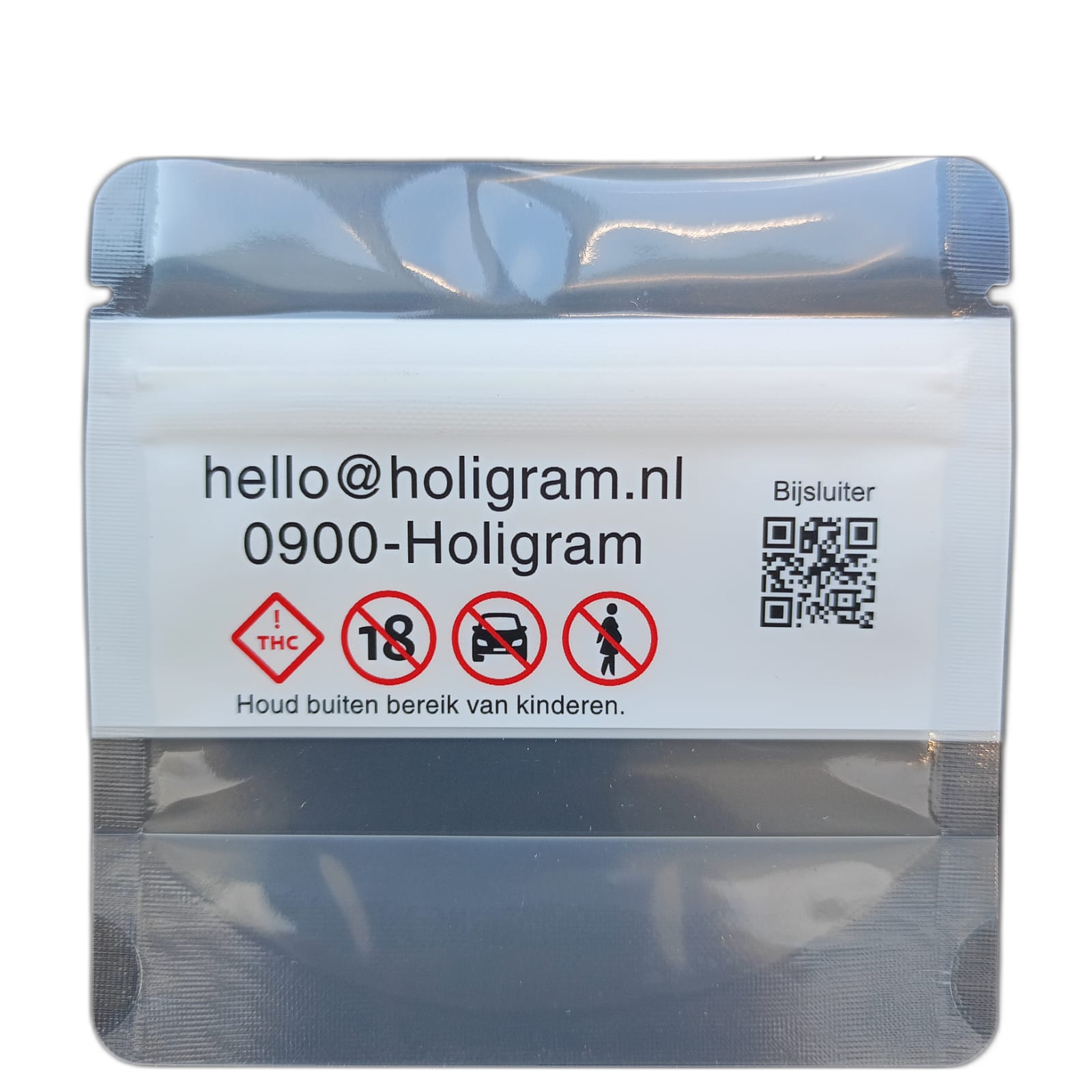 Een Holigram-eenheid (voorkant): wit etiket met QR-code naar de bijsluiter, wettelijke pictogrammen en contactgegevens.